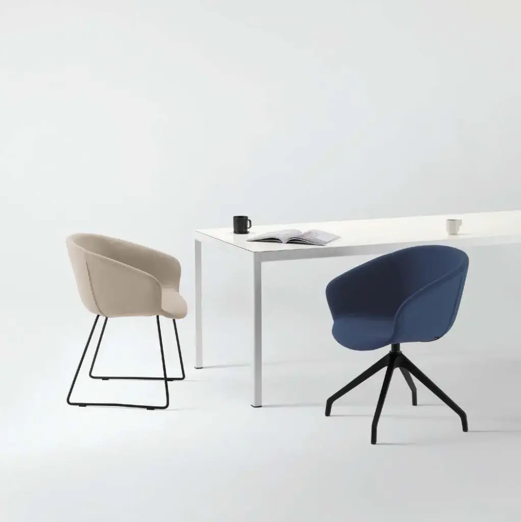 SIEGE STEY avec intérieur capitonné piètement nylon pyramidal sur roulettes